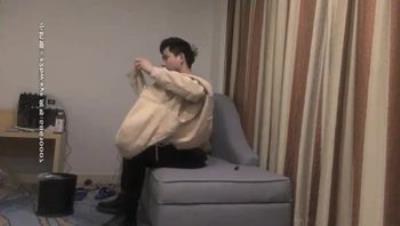 高筒靴少妇沙发上啪啪，蹲着口交 站立后入