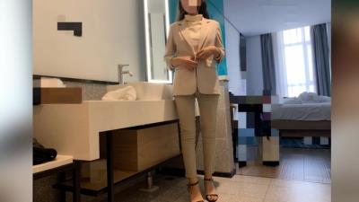 少妇说着急回家，操的比较急，最后被射在小bb上