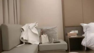 【AI画质修复】新人约白色风衣妹子啪啪，诱人身材 张开双腿 摸逼骑乘