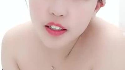 00后实习幼师无套啪啪两只大奶被干的晃啊晃