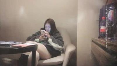 约了个皮靴短裙萌妹子啪啪抬腿侧入娇喘连连