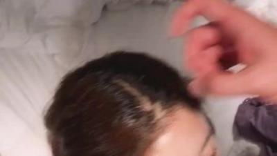 少数民族美少女五官乖巧玲珑把大鸡巴塞进她嘴里含的好舒服啊！