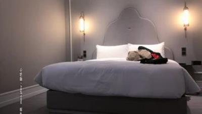 肉肉身材白色外套妹子按头口交床上猛干