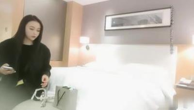 【A画质修复】高颜值极品外围舔弄镜头前站立后入