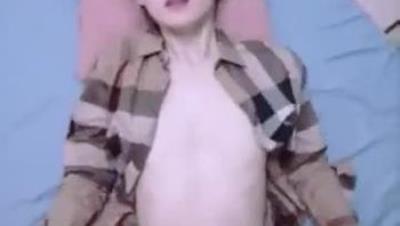 有点像江疏影抬起双腿插进她的小洞口叫声甚是淫荡！