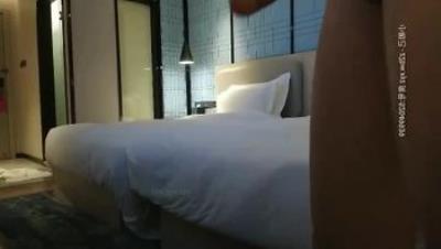 黑衣少妇酒店激情啪啪，坐在身上舌吻调情口交