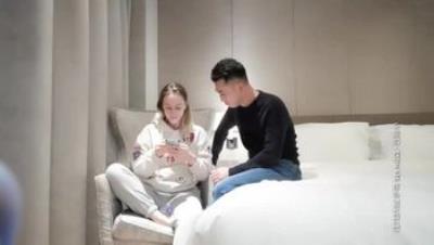 异域风情漂亮小姐姐，肤白胸大腿长，激情啪啪连干两炮