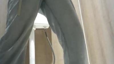 十二月最新流出 商场全景厕拍对着镜头胜利手势的可爱眼镜妹