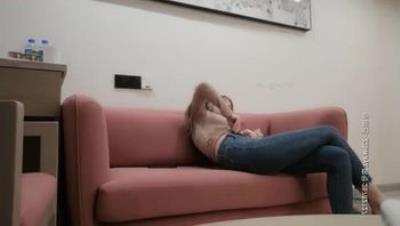 小贤探花 约了个长相甜美性感大奶牛仔裤妹子，揉奶摸逼口交上位