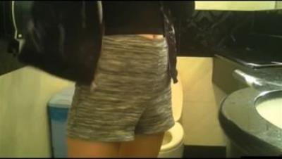 偸拍好多气质白领职场女性嘘嘘 白虎美女的小内内穿上太惹火了