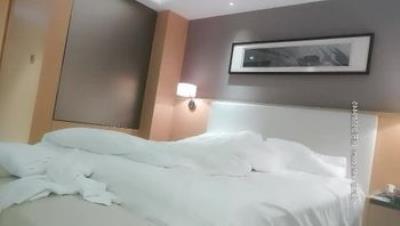 极品外围网红脸妹子啪啪性感身材镜头前口交