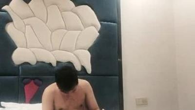 肤白貌美胸大美女嬉笑打闹好似情侣对白有趣