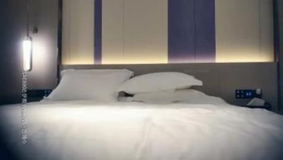 颜值不错肉肉身材妹子，舌吻口交摸逼侧入后入