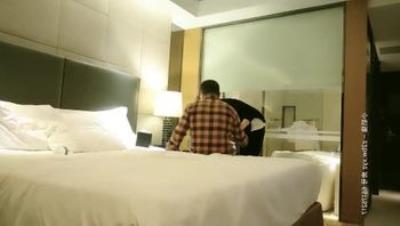 探花二狗哥发工资酒店1800元约炮生意很火的LV包包少妇 口出来射嘴里