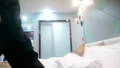 约了个嫩妹换上情趣制服啪啪两炮