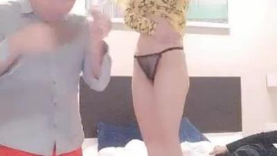 今晚玩双飞露脸小少妇玩的很开放黑丝诱惑各种姿势爆草