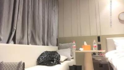 黑色外套性感大奶妹子啪啪，抱着大力操