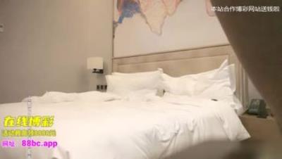 【AI画质修复】甜美嫩妹子，深喉口交翘起屁股后入