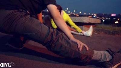 微电影【健身教练把正在做夜跑运动的少女操了】