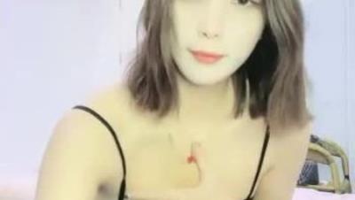 长相清纯嫩妹性感黑丝露逼诱惑，退下内裤掰穴自摸