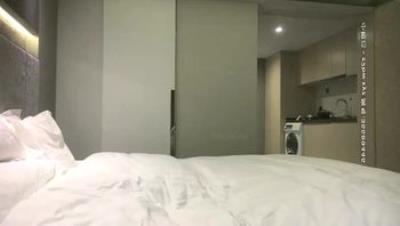 高颜值黑色外套大奶妹子啪啪，穿上黑色网袜扣逼后入