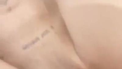 娇小白皙身材的小可爱下面被大屌深深放肆插进去抽出来，这一声声淫荡叫床恐是爽到子宫了！