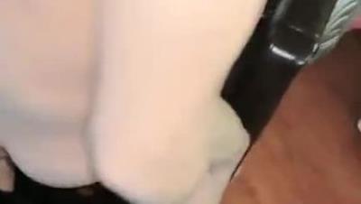 电脑前双飞两个骚浪少妇情趣诱惑，一起舔鸡巴，淫声荡语 后入轮草两女