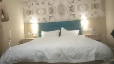 约了个黑衣少妇啪啪，舔弄口交抬腿抽插翘屁股后入