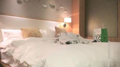 网红脸外围小姐姐，美乳白嫩，翘臀高耸