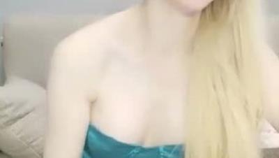 高颜值美腿丝袜女神，齐逼短裙配上肉色丝袜简直了