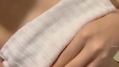 丰满巨乳漂亮小姐姐，我这奶头是硬的哦哥哥，掰小穴近距离看穴肉，可口多汁诱惑呀！