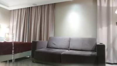 约了个大长腿老外妹子啪啪，拨开丁字裤翘起屁股深喉