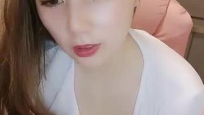 大奶肥逼妹子，护士情趣装黑丝翘起双脚跳蛋震动