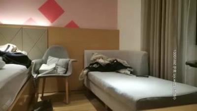 少妇穿上黑丝沙发上啪啪，深喉口交大力抽插