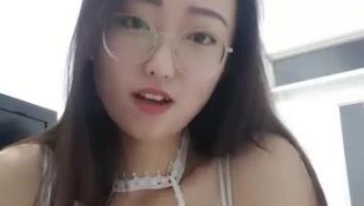 给你一口甜甜 长相甜美眼镜妹子，情趣装露大奶揉搓翘起屁股自摸