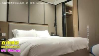 白色外套妹子啪啪，上位骑乘调情舔逼口交后入