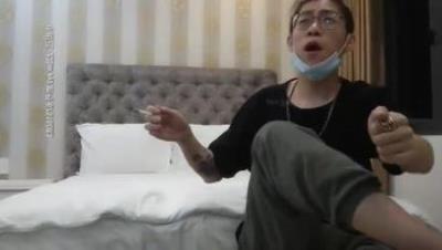 眼镜小哥约了个高颜值性感妹子，穿上透视情趣装狠狠干