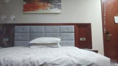 大二学生妹，破处大戏狂干，粉嫩鲍鱼一线天好紧