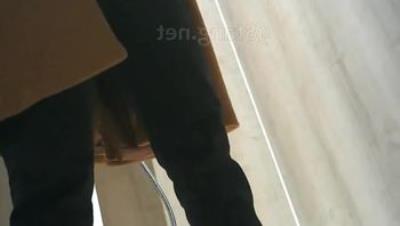 商场女厕全景偷拍手持红色手机气质美少妇