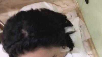 唯美风小师妹，开房浴室台前跪地上含屌，一进一出深喉，还在吃鸡学习初期，有待慢慢调教！