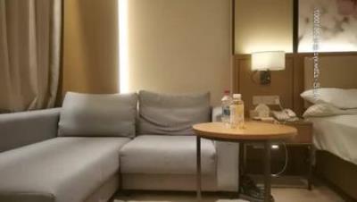 牛仔外套甜美妹子啪啪，穿上睡衣舔弄翘起大屁股后入