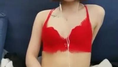 苗条甜美短发妹子，毛毛浓密 跳蛋震动给炮友口交