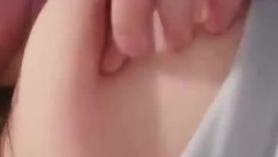 芒果里外多是黄 长相甜美妹子，卫生间自摸粉穴高潮出水