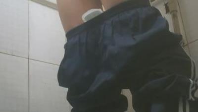 某校园食堂卫生间定点偸拍师生方便