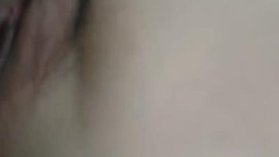 纹身小太妹揉捏骚奶子大黑牛摩擦阴蒂呻吟，旁边还有姐妹舔奶子玩她骚逼