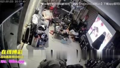 在家与刚认识长腿女炮友沙发激情