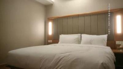 大长腿黑衣少妇啪啪，穿上空姐制服狠狠干