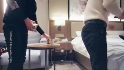 约操外围小姐姐，白嫩大胸网红脸，沙发啪啪后入激情无限