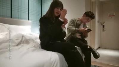 高颜值清纯兼职小姐姐，观音坐莲卖力扭动