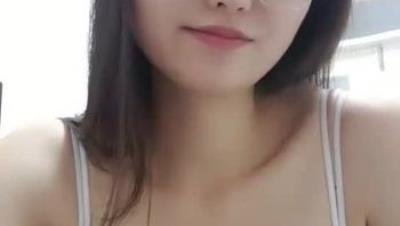 给你一口甜甜 长相甜美新人眼镜妹子，揉搓奶子慢慢脱掉翘起大屁股特写道具摩擦